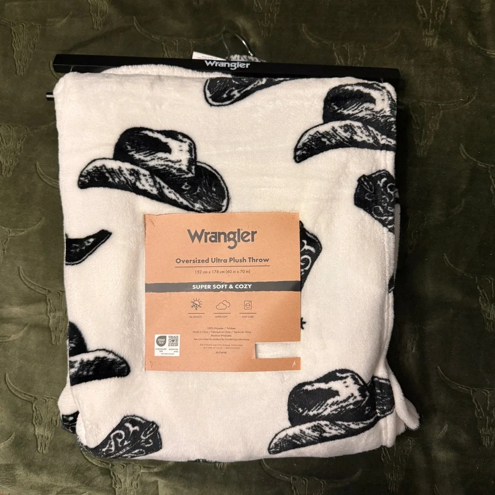 Wrangler Plush Throw Blanket Unisex 60x70 White New Western Cowboy Hat Boot